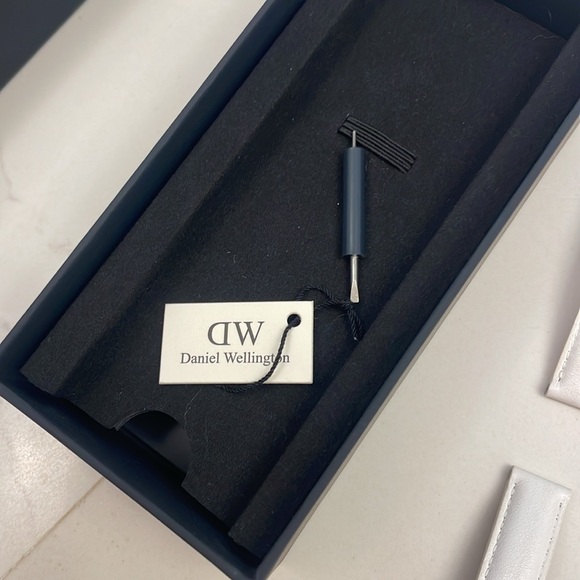 Daniel Wellington rose gold and white leather watch - Picture 5 of 5